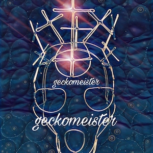 Könnte beinhalten: Eine silberne Drahtskulptur eines Schädels mit dem Wort "geckomeister" zweimal darauf geschrieben. Die Skulptur ist vor einem blauen gesteppten Hintergrund mit weißen Punkten platziert.