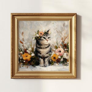 Puede incluir: Pintura al &oacute;leo enmarcada de un gato atigrado gris con una corona floral, rodeado de flores coloridas. La obra de arte, en un marco dorado, tiene una est&eacute;tica vintage y evoca una sensaci&oacute;n de nostalgia.