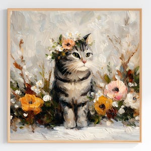 Puede incluir: Pintura enmarcada de un gato atigrado gris con una corona floral, rodeado de flores coloridas. La obra de arte tiene un estilo pict&oacute;rico texturizado, un fondo claro y un marco de madera. El gato es el punto focal.
