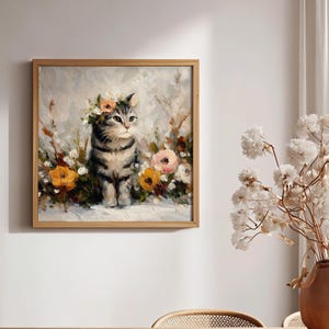Puede incluir: Obra de arte enmarcada que presenta un gato atigrado con una corona floral, rodeado de flores coloridas. La pintura tiene un estilo suave e impresionista con una paleta de colores claros. El gato es el punto focal, sentado.