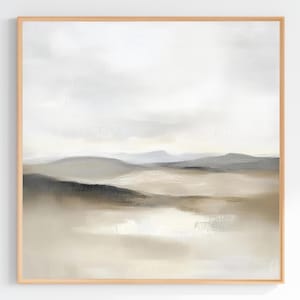 Puede incluir: Pintura abstracta de paisaje en un marco de madera clara. La obra presenta una paleta de colores apagados de beige, marrón y gris, que representa colinas onduladas bajo un cielo nublado. La pintura evoca una sensación de calma y serenidad, adecuada para la decoración del hogar.