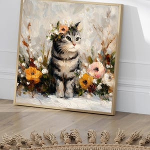 Puede incluir: Pintura enmarcada de un gato atigrado gris con una corona floral, rodeado de flores coloridas. La obra de arte tiene un estilo pict&oacute;rico texturizado con un fondo claro y un marco de madera. Las flores incluyen flores naranjas, rosas y blancas.