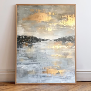 Puede incluir: Pintura abstracta de paisaje con fondo gris y blanco y detalles dorados. La pintura representa un lago con una línea de horizonte y árboles en la distancia.