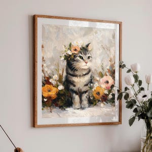 Puede incluir: Una impresi&oacute;n art&iacute;stica enmarcada de un gato con una corona de flores, rodeado de flores. El gato tiene rayas grises y negras. La obra de arte est&aacute; en un marco de madera y presenta un estilo suave y pict&oacute;rico con un fondo neutro.