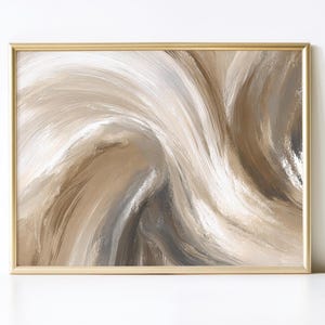 Puede incluir: Impresión artística abstracta en un marco dorado. La obra presenta pinceladas fluidas en tonos blancos, beige y grises, creando una sensación de movimiento y textura. Es un elemento de decoración del hogar moderno.