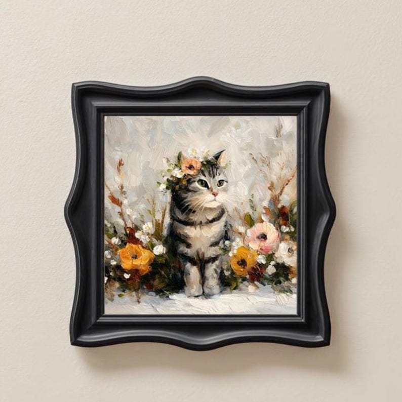 Puede incluir: Pintura enmarcada de un gato atigrado gris con una corona floral, rodeado de flores coloridas. La obra de arte est&aacute; sobre un fondo suave y texturizado. El marco negro tiene un borde decorativo y ondulado.
