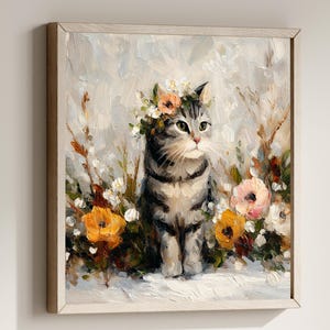 Puede incluir: Pintura enmarcada de un gato atigrado gris con una corona floral, rodeado de flores coloridas. La obra de arte presenta un estilo suave e impresionista, con un fondo claro y un marco de madera.
