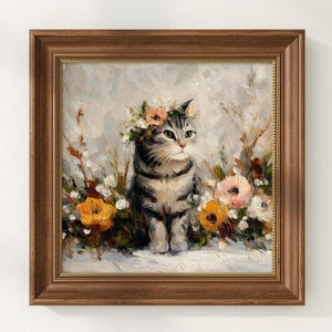 Puede incluir: Pintura enmarcada de un gato atigrado gris con una corona floral, rodeado de flores coloridas. La obra de arte presenta un estilo detallado y texturizado con una paleta de colores c&aacute;lidos. El marco es de color marr&oacute;n oscuro.