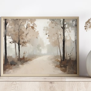 Könnte beinhalten: Ein Gemälde eines nebeligen Waldweges mit Bäumen auf beiden Seiten. Der Weg ist hellbraun und die Bäume sind in einem gedämpften Braun und Grau gehalten. Der Hintergrund ist ein sanftes Grau.