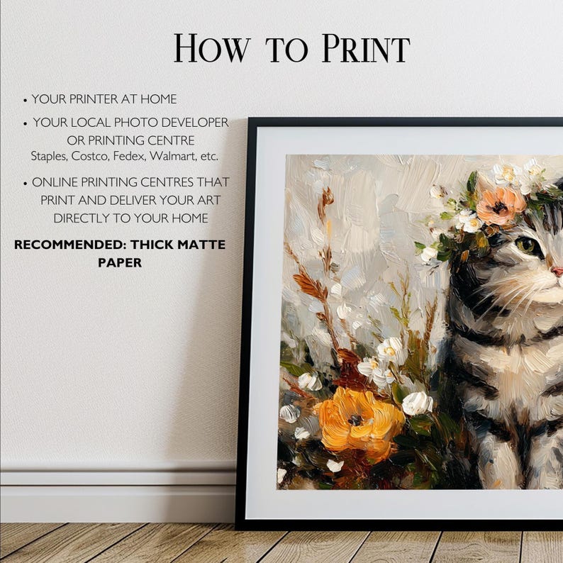 Puede incluir: Una impresi&oacute;n art&iacute;stica enmarcada que presenta una pintura detallada de un gato atigrado gris con una corona floral, rodeado de flores. El texto "HOW TO PRINT" est&aacute; en la parte superior, con instrucciones de impresi&oacute;n debajo. Recomendado: Papel mate grueso.