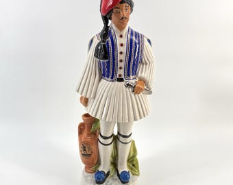 Decantador de cerámica vintage griego Evzone Soldier, figura de botella de ouzo Metasca, arte popular griego pintado a mano, artículo de colección de artículos de bar de mediados de siglo.