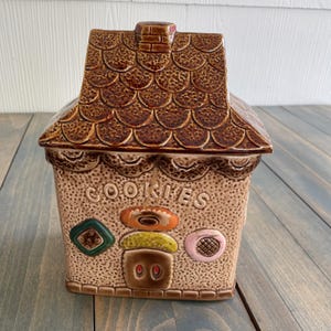 Pote de biscoitos de cerâmica vintage de meados do século com casa de gengibre colorida de 10” (SH)