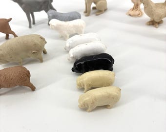 Lote de figuras de animales de granja de plástico duro de los años 50, juego de 20 piezas, cerdos, ovejas, cabras y aves de corral, juguete vintage (V9d)