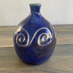 Vintage 6 1/2” Earthworks Barbados Studio Art Pottery Bud Vase Blue Swirl (ST)