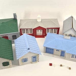 Plasticville O Scale Building Lot – 5 Vintage Structures – Train Layout Village Set (U9)