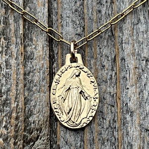 Gold Bronze Wunderbare Medaille Anhänger Halskette, Antike Französische Replik Medaillon, signiert vom Französischen Künstler Ferdinand PY, Gold Bronze Our Lady Miracle