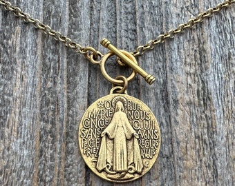 Große wundersame Medaille Halskette, antike Reproduktion Gold, Toggle Verschluss vorne, signiert von Balme, Medaillon aus Frankreich MM1
