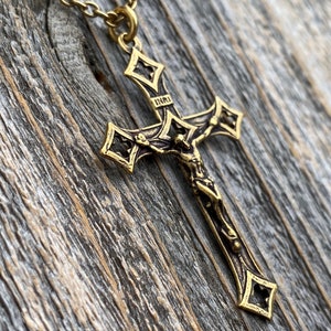 Crucifijo barroco de oro envejecido, réplica antigua, de la Santa Sede de Roma, colgante en collar, cruz cruciforme grande con extremos abiertos en forma de trébol