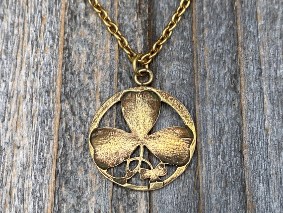 Trinity and co shamrock necklace discount