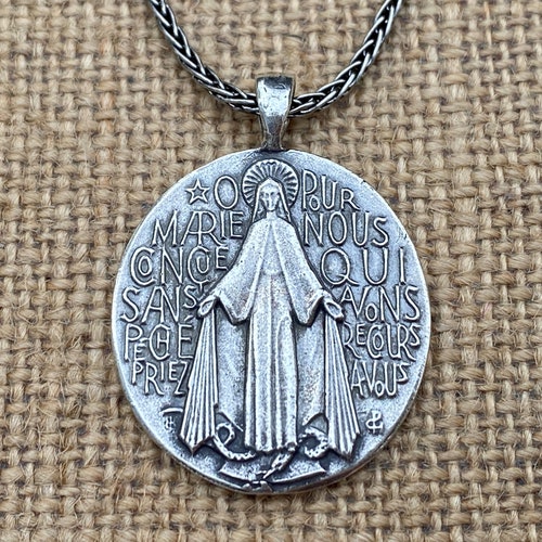 US Jewels And Gems New 925 Sterling Silver 1.5 Oval Miraculous Virgin Mary Antique Finish Pendant Necklace US Jewels And Gems New 925 Sterling Silver 1.5 Oval Miraculous Virgin Mary Antique Finish Pendant Necklace