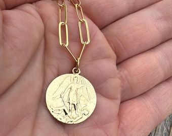 Hänge i massivt 14k guld med ärkeängeln Sankt Mikael, antik reproduktion av sällsynt fransk latinsk medalj signerad av Louis Tricard