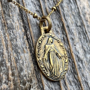 Anhänger der wunderbaren Medaille in Antikgold an Satelliten Kette, Französische Antike Replik Medaillon, signiert vom Französischen Künstler Ferdinand PY