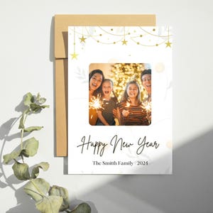 Modelo de cartão de foto de ano novo editável | Cartão de família moderno e minimalista de feliz ano novo | Download digital para impressão