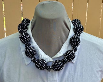 Collar de cuentas refrescantes con puntos y rayas