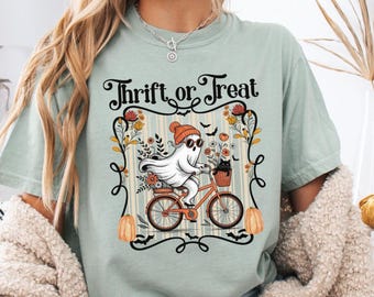 Camiseta de Halloween de colores cómodos para compras de segunda mano, camiseta de ahorro o trato, divertida camiseta de fantasmas de la temporada espeluznante, regalo embrujado para quienes compran en tiendas de segunda mano.