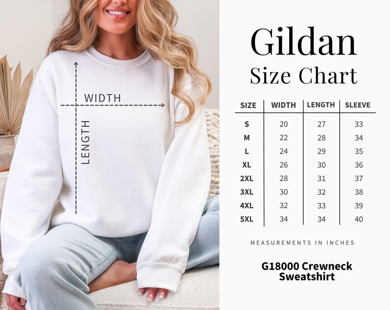 Puede incluir: Una sudadera blanca de cuello redondo junto a una tabla de tallas Gildan que muestra medidas de ancho, largo y manga en pulgadas para tallas de la S a la 5XL. La tabla incluye columnas para talla, ancho, largo y manga con valores num&eacute;ricos espec&iacute;ficos.