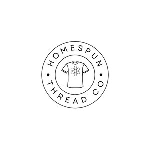 Puede incluir: Un logotipo circular en blanco y negro con el texto HOMESPUN THREAD CO. dispuesto alrededor del borde. En el centro, hay un dibujo lineal sencillo de una camiseta de manga corta con un gr&aacute;fico de una flor en el &aacute;rea del pecho.