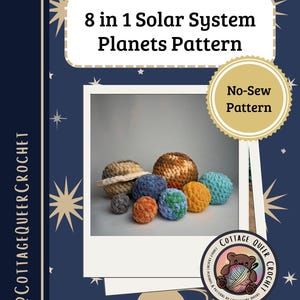 Puede incluir: Sobre un fondo azul marino, una imagen presenta un conjunto de planetas de ganchillo. El texto indica "8 in 1 Solar System Planets Pattern" y "No-Sew Pattern". El logotipo de Cottage Queer Crochet también es visible.