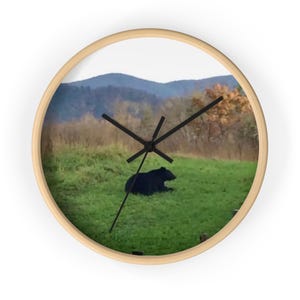 Reloj de pared con escena de oso negro / Reloj de vida silvestre en pradera de montaña