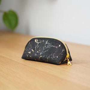 Handgefertigtes Etui aus Kork *15 cm x 6,5 cm x 6,5 cm*, Mäppchen, Federmäppchen, Kosmetiktäschchen, Naturprodukt, Schwarz-/Gold-gemustert