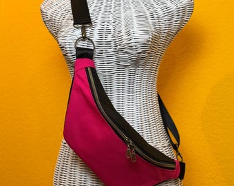Cork bum bag/belt bag with double-sided zipper and interchangeable carrying strap, black/pink design