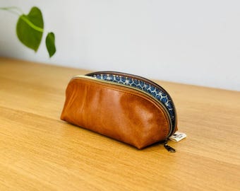 Handgemaakt leren etui *23 cm x 9 cm x 9 cm* gemaakt van bruin echt leer, make-uptasje, pennenetui