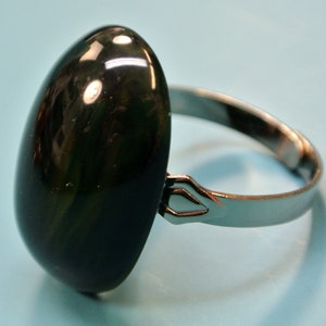 Adjustable silvercolor metal ring with genuine tested vintage 1950s opaque flamy swirled dark forest green bakelite plastic bead