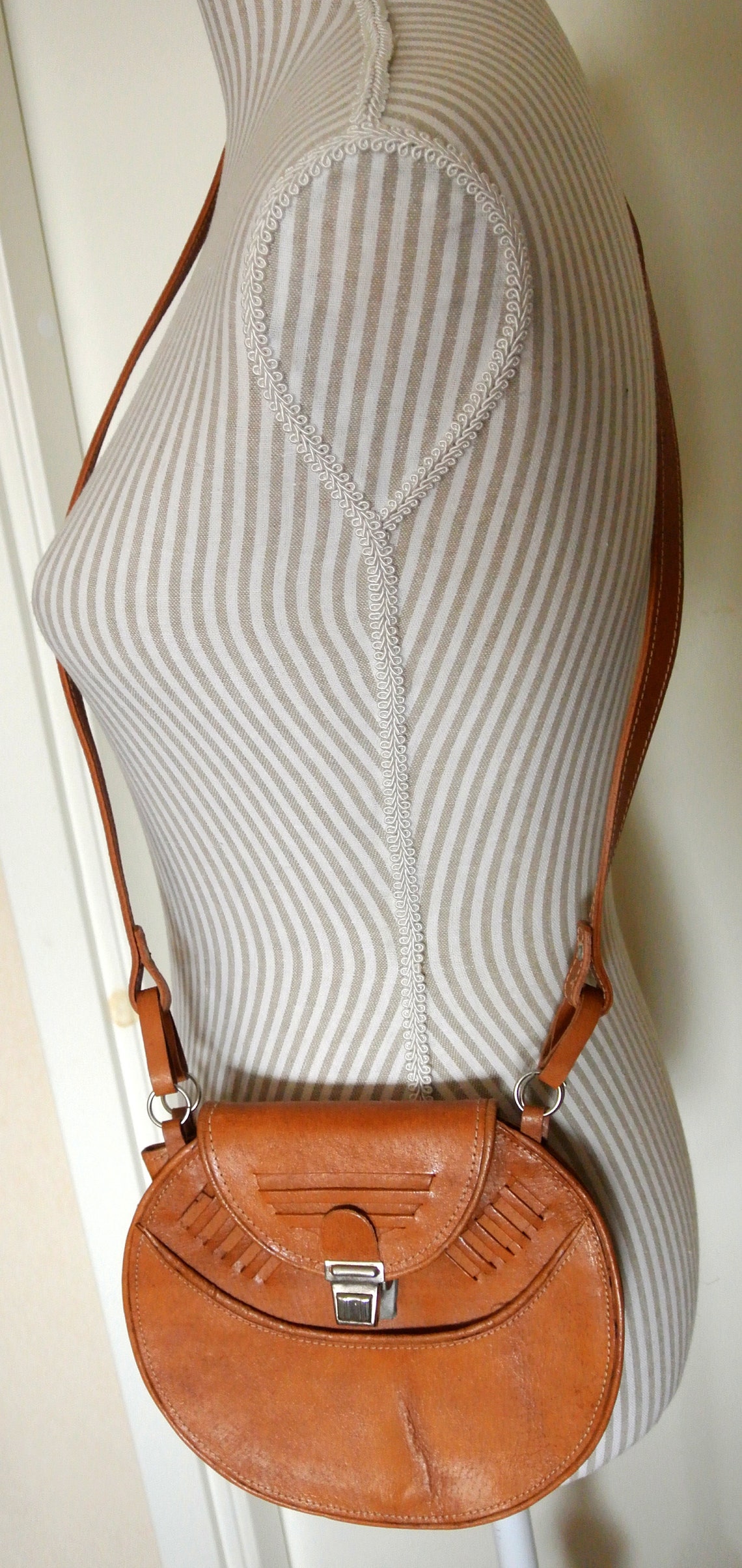 Vintage 1950s Leather Shoulder Handbag: Small Round Purse, foto 2 di 5