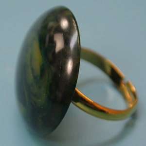 Adjustable goldcolor metal ring with round genuine tested vintage 1950s opaque flamy swirled darkgreen/ mustard yellow bakelite plastic bead