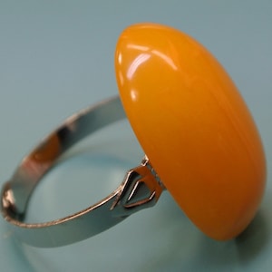 Anillo de metal plateado ajustable con genuino probado vintage 1950s opaco butterschotch amarillo baquelita plástico perla