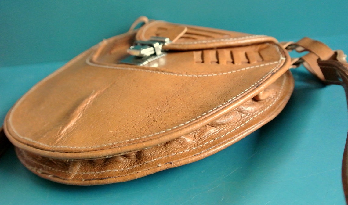 Vintage 1950s Leather Shoulder Handbag: Small Round Purse, foto 4 di 5