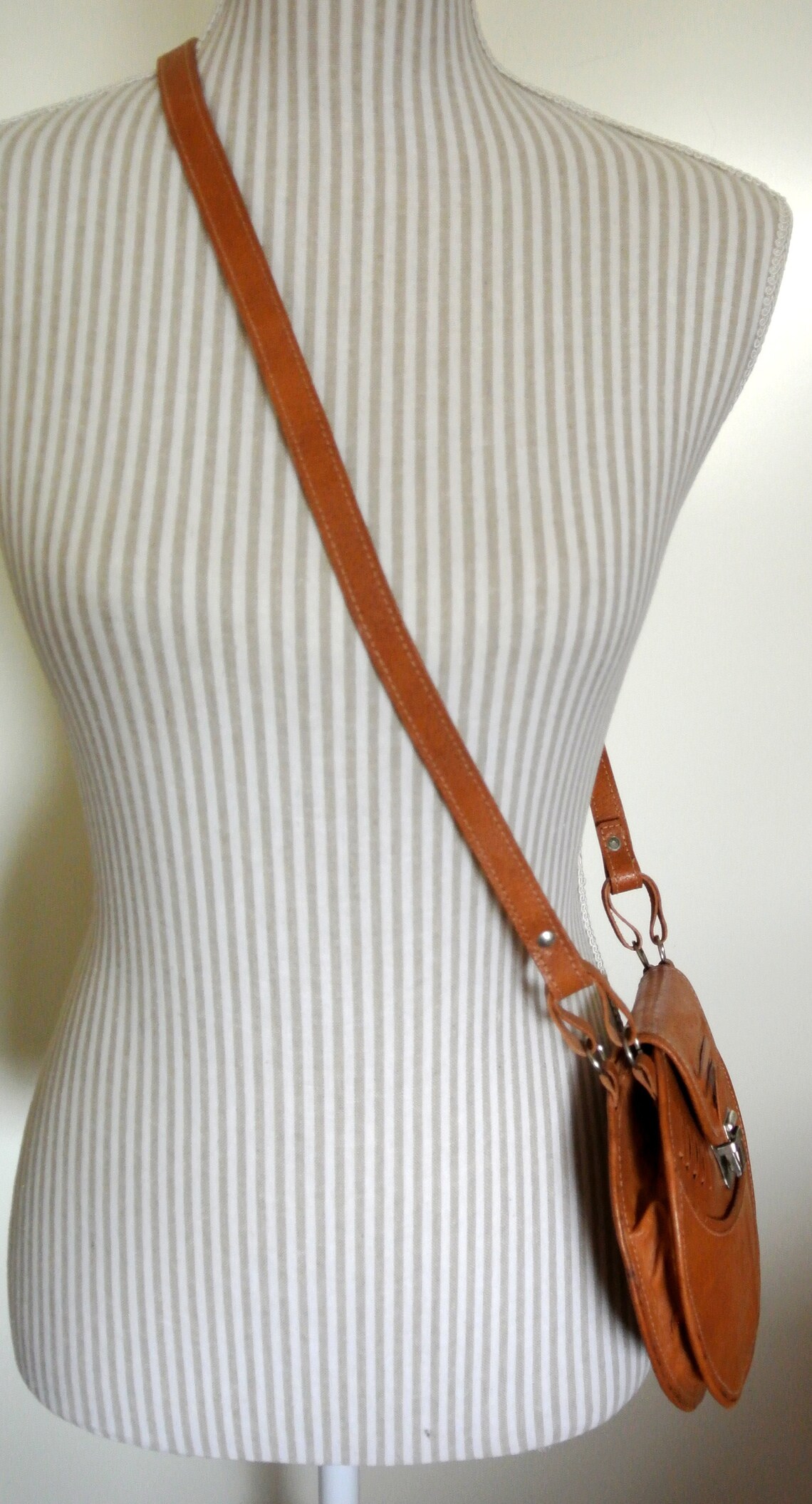 Vintage 1950s Leather Shoulder Handbag: Small Round Purse, foto 3 di 5