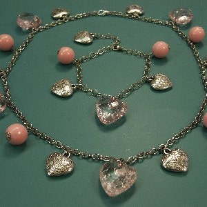 Einzigartige einzigartige Kunststoff Metall rosa / Silberfarbe Herz Charme Halskette Set mit passenden Armband