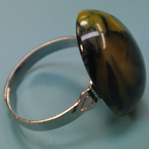 Adjustable silvercolor metal ring with genuine tested vintage 1950s opaque flamy swirled dark forest green bakelite plastic bead