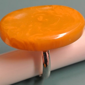 Adjustable silvercolor metal ring with genuine tested vintage 1950s oval flamy swirled butterschotch yellow bakelite plastic bead