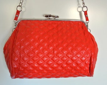 Vintage 1950s style larger quilted strong red shoulderbag/ dressing-case with silvercolor metal detail and chain, 3 pockets, black lining