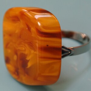 Adjustable silvercolor metal ring with genuine tested vintage 1950s flamy swirled opaque goldbrown bakelite plastic bead