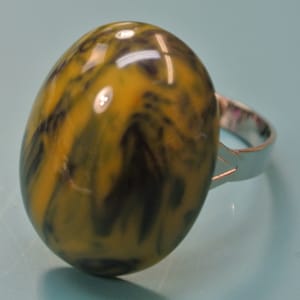 Adjustable silvercolor metal ring with genuine tested vintage 1950s opaque flamy swirled dark forest green/ yellow bakelite plastic bead