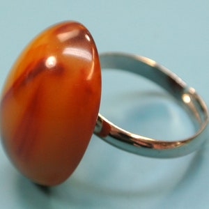 Anillo de metal plateado ajustable con genuino probado vintage 1950s ovalado flamy opaco butterschotch amarillo / marrón baquelita perla de plástico