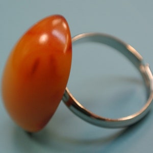 Adjustable silvercolor metal ring with genuine tested vintage 1950s oval flamy opaque butterschotch yellow/ red bakelite plastic bead